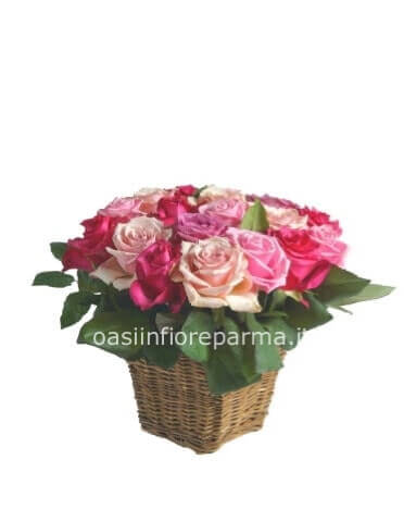 Cestino di rose colori assortiti.